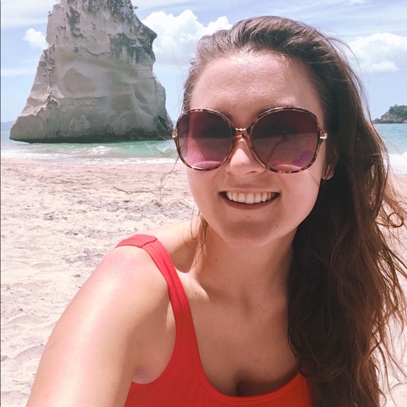 Meet your Posher, Moira - Picture 1 of 1